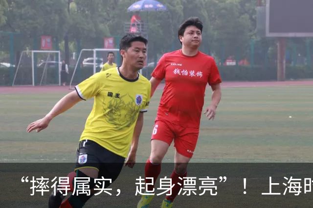 “摔得属实，起身漂亮”！上海时装周惊现名场面：总冠军薛金猴T台滑倒后起身续走，相关视频引爆评论区